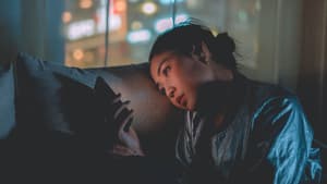 Frau schaut traurig aufs Handy– Sternzeichen, die in dieser Woche Pech haben
