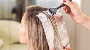 Einer Frau werden die Haare gefärbt
