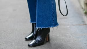 Frau mit Ankle Boot