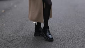 Frau trägt Ankle Boots