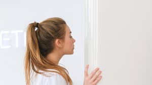 Frau schaut in Kühlschrank