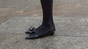 Lea Naumann trägt schwarze Kitten Heels und schwarze Prada Tasche und Strumpfhose Streetstyle