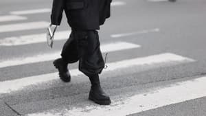 Naomi Anwer trägt schwarze Chelsea Boots