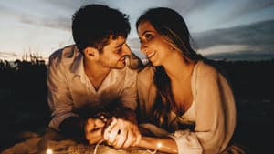 Romantik am Strand: Manche Sternzeichen lassen sich schnell um den Finger wickeln
