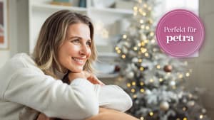 Frau vor Weihnachtsbaum