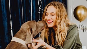 Frau und Hund an Silvester