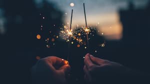 Zwei Menschen halten Wunderkerzen in der Hand