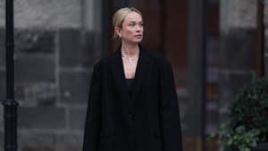 Frau in schwarzem Blazer