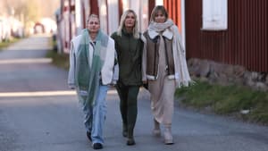 Drei Frauen tragen Übergangsjacken