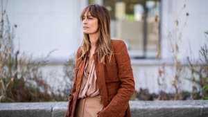 Frau mit Pony in braunem Outift