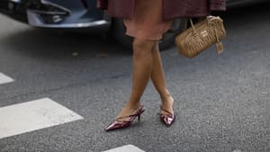 Frau mit bordeauxfarbenen Kitten Heels