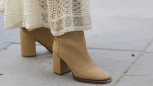 Frau trägt Ankle Boot in Braun auf Paris Fashion Week