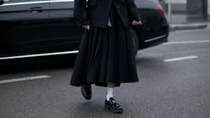 Frau trägt auf Mailand Fashion Week schwarze Prada Loafer