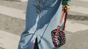 Frau trägt auf Paris Fashion Week Maxi Jeansrock in Blau