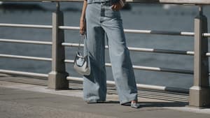 Frau trägt weite Jeans mit Jeans Oberteil weite Jeans kombinieren