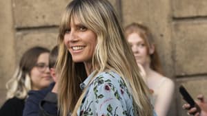 Heidi Klum in einem gemusterten Kleid