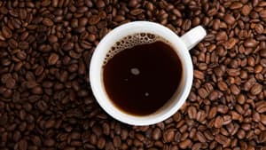 Kaffeetasse und Kaffeebohnen