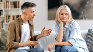 Paar sitzt auf dem Sofa und streitet sich