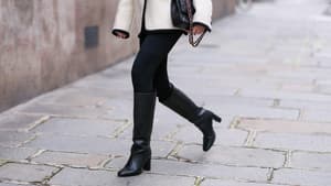 Frau in schwarzen Stiefel mit Absatz