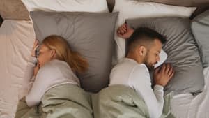 Paar schläft Rücken an Rücken