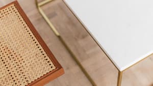 Marmor-Tisch und Rattan-Stuhl