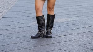 Amelie Stanescu trägt braunen Biker Boot Streetstyle