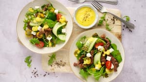 Bunter Salat mit Rinderfilet und Mangodressing 