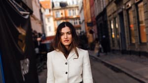 Frau in kastiger Jacke