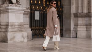 Chloe Lecareux in einem cremefarbenen Outfit