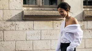 Frau in weißer Bluse