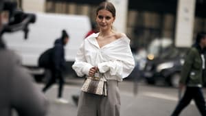 Frau trägt auf Paris Fashion Week weiße Bluse und graue Hose Streetstyle plus Tasche