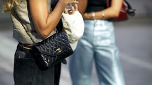 Frau mit schwarzer Chanel Tasche