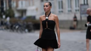 Fau trägt schwarzes Neckholder Kleid