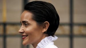 Frau mit Kurzhaarfrisur