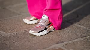 Frau in pinken Sneakern