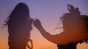 Silhouetten von zwei jubelnden Frauen