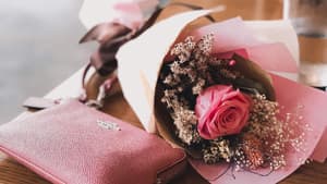 Rosen und Tasche