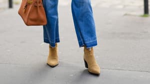 Alexandra Pereira trägt Boots aus Wildleder