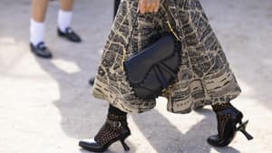 Frau im Midi-Rock bei Dior 