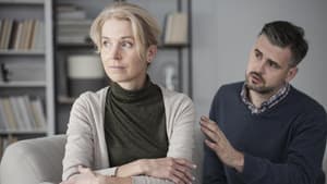 Mann und Frau sitzen auf dem Sofa