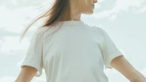Frau mit weißem Basic Shirt
