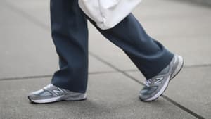 Frau trägt Sneaker
