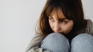 Ängstliche Frau mit braunen Haaren
