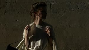 Frau im weißen Kleid im Dunkeln