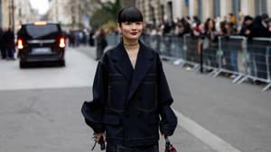Frau in Dark Denim Jeansjacke 