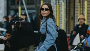 Frau mit stylisher Jeansjacke