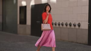 Frau in rotem und rosafarbenem Outfit