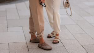 Zwei Frauen in Birkenstocks