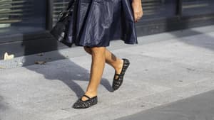 Frau trägt schwarze Ballerinas