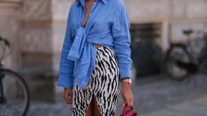 Frau mit geknoteter Bluse